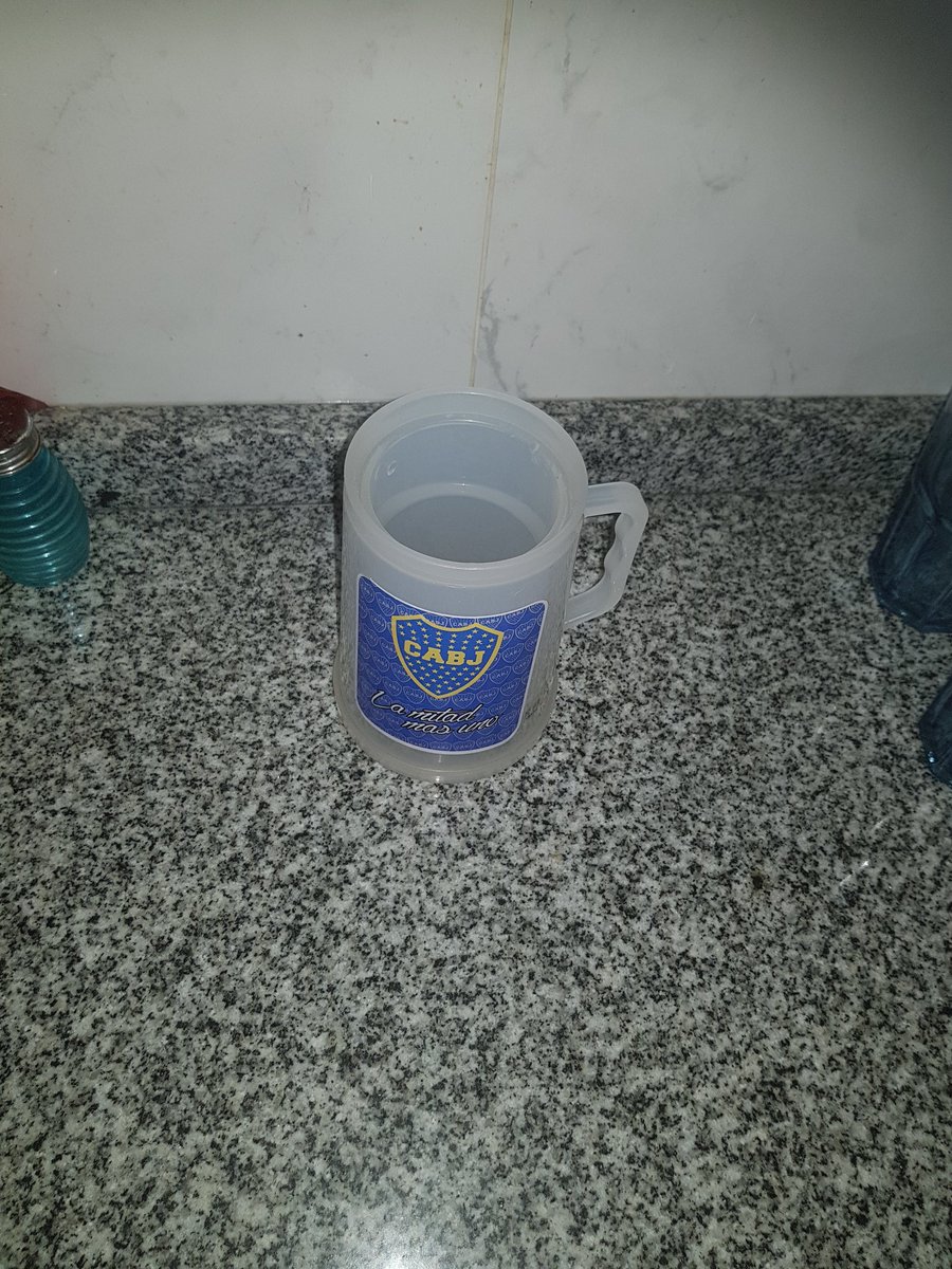 mvittar9's tweet photo. Dsp de 10 meses me llevo el vasito q me olvidé en la casa del entrenador dsp de un asado de equipo, no se movió de ahí, cuando termine la temporada te lo llevas jaja me dijo. Háblame de cabalas!!! #locoooooo https://t.co/x0NMuBWCJ7