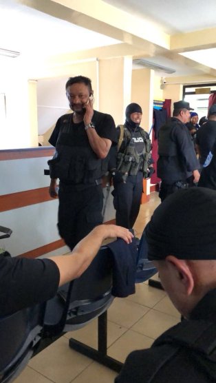 suriel's tweet photo. URGENTE
Se ha reconocido plenamente al sicario-policía de Daniel Ortega, quien mató con un arma rusa: fusil de francotirador Dragunov, a dos jóvenes de Masaya, Nicaragua. El policía sonríe tras matar a jóvenes en desventaja
#GritoporNicaragua #SOSNicaragua #SOSManagua #SOSMasaya https://t.co/qBGKruhx6J