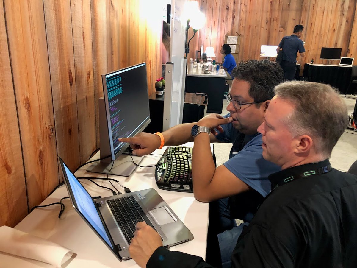 HPE_Developer's tweet image. Serious hackathon going on @HPE_DevCom #hpehackathon #HPEDiscover2018 #HPEDiscover