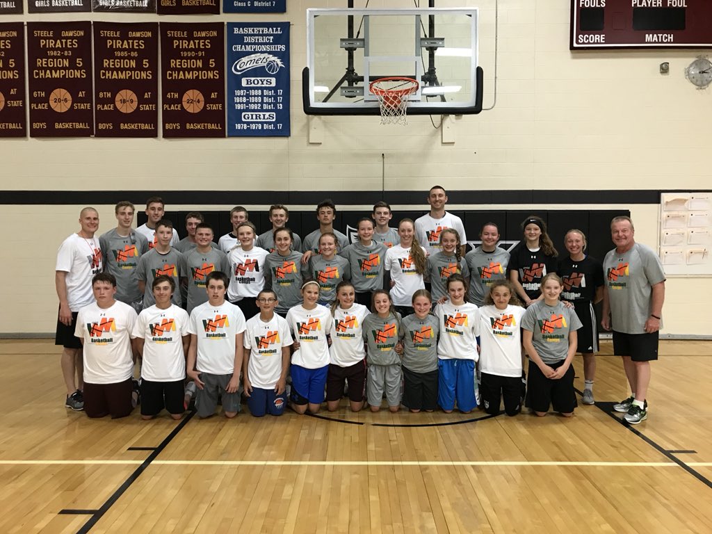 WMCamps's tweet photo. Awesome group of 7th-12th grade kids out in Steele on day 2. Kids were really getting after it and worked hard. Really fun to work with kids who want to get better! Looking forward to day 3 tomorrow! #WMCamps #HardWork https://t.co/KYlJapdhBo