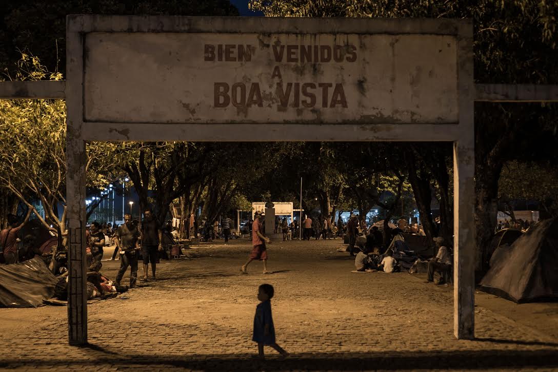 estourefugiado's tweet photo. O jogo mais importante de amanhã é às 17 horas. Vamos entrar em campo para derrotar o preconceito e a xenofobia. Live no #DiaMundialDoRefugiado direto do abrigo com refugiados venezuelanos da @Fraternidadefsf em Roraima, agende-se:  https://t.co/mHzYd75Z9c … https://t.co/85GjQWoUKp