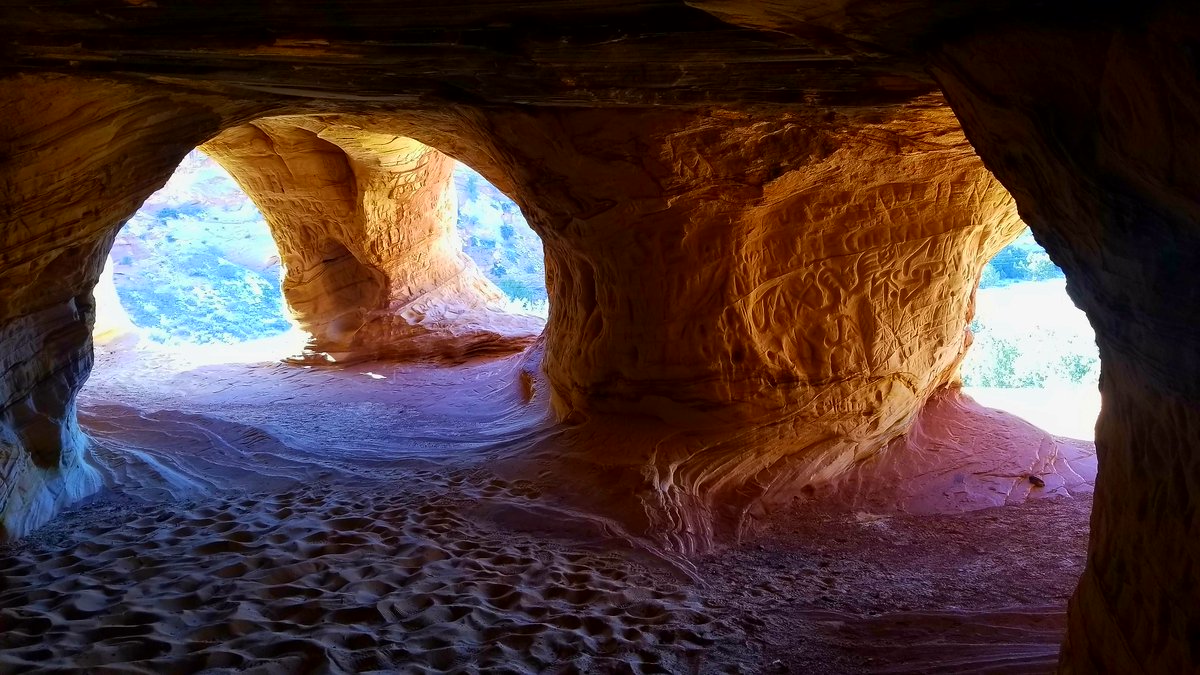 VisitKanab's tweet photo. The Moqui Sand Caves are a great way to explore a local gem while stretching your legs while on route to one of many national parks located near Kanab, Utah. This hike is located just off Highway 89 5 miles north of Kanab and has easy access. #hikekanab #visitkanab #abrakanabra https://t.co/NiMCkpTMQw