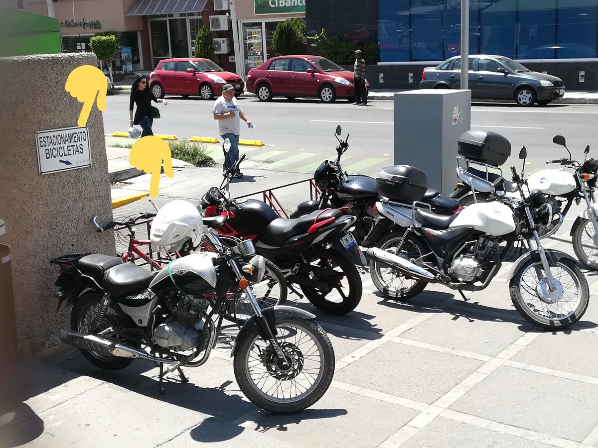 pirruduran's tweet photo. Ya vieron que dice el letrero?
Mi bici es la única estacionada.
En el edificio #TEC100, del otro lado del @HTEC100 se les escapan varios de entrar al estacionamiento https://t.co/Kb3oSQkHhw