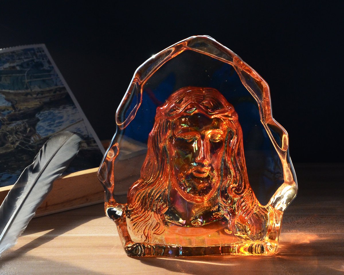 abcde_cn's tweet photo. Glass home decoration, 3D glass Jesus portrait. https://t.co/NIk0uAdtcr