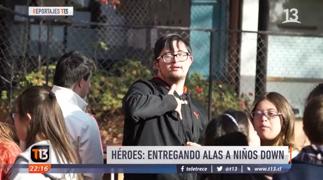T13's tweet photo. 📺 #T13 | #Héroes: entregando alas a niños con síndrome de down.
 
EN VIVO »  https://t.co/YEnJe8Vm88 https://t.co/Ygl6pYMvhC