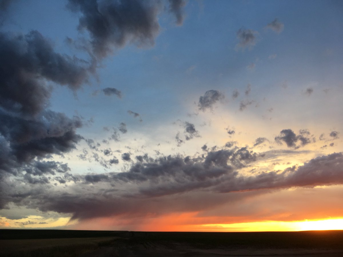 TractorNinja's tweet photo. #cowx #doublesunset looking E and W #nofilter #iphoneSE๐๐ผ@CReppWx @MattMakens @ChrisCBS4 @theWXwoman @atxwxgirl @CBS4Tim @DutraWeather https://t.co/gilSIks8Gi