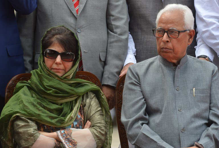 Dainikbhaskarm's tweet photo. जम्मू-कश्मीर में टूटा BJP-PDP का गठबंधन, राज्यपाल शासन को मिली मंजूरी. https://t.co/CfOj1R759w