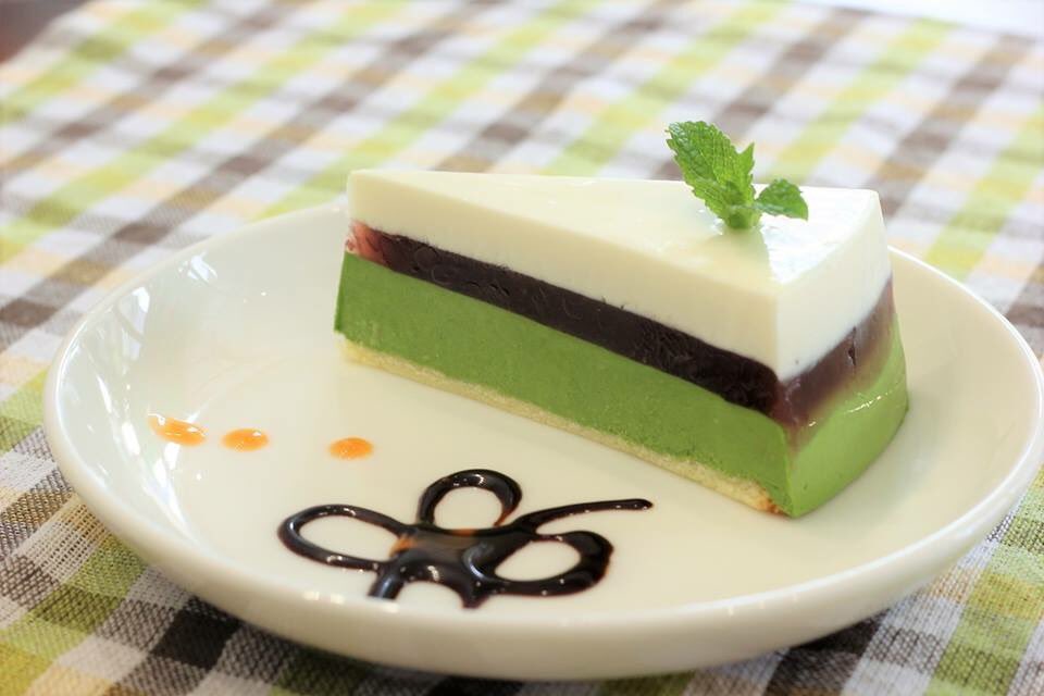 POSCAFE1's tweet photo. こんにちは^_^

こちらは抹茶のチーズケーキになります！
とても人気で美味しいので是非ご賞味下さい♪
他にもたくさんのケーキがございます！

#poscafe
#岩国カフェ
#抹茶
#ケーキ
#錦帯橋 https://t.co/lZBN5h8762