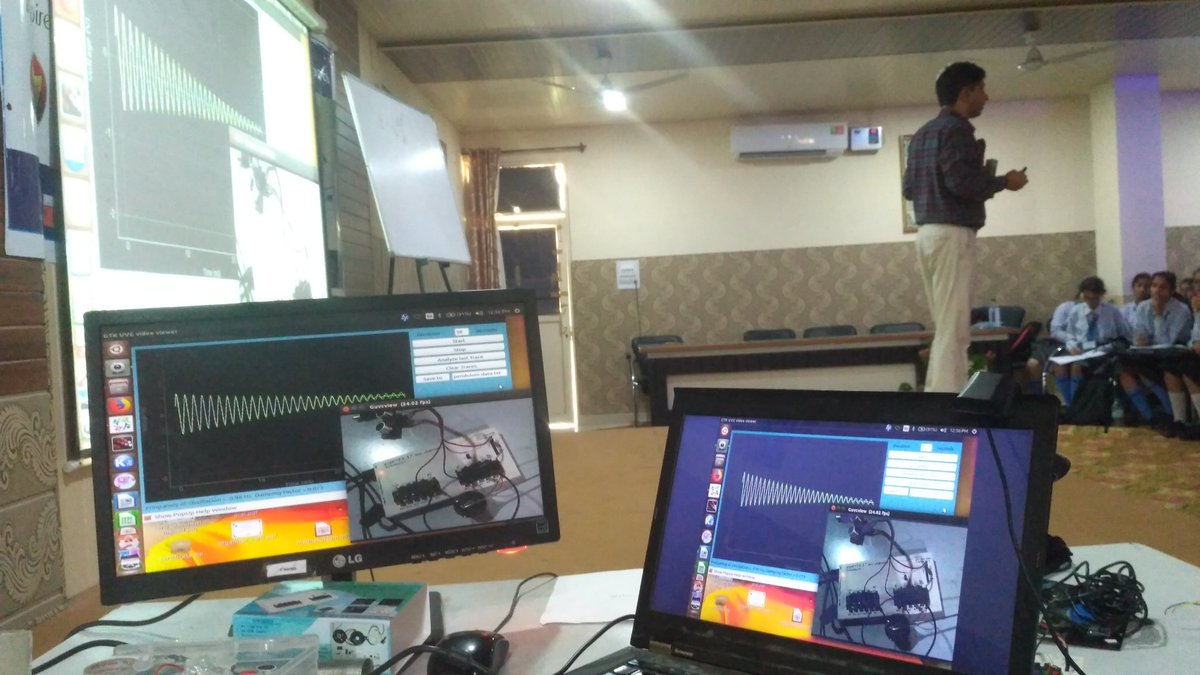 jithinbp_'s tweet photo. Introduction to experimentation; an engaging lecture & demos by Prof OSKS Sastri at @IndiaDST #INSPIRE Internship #science camp for kids. @_gnovi @CSparkResearch
#InterferenceOfSound #Pendulum #sensors #expeyes17 #UltrasoundEcho #physics #DSTInspire https://t.co/5SWTvBxtik