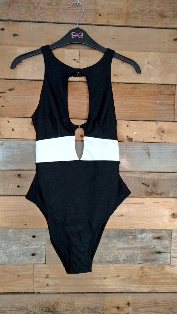 From dusk till dawn, you make me look good! 👌😍 Are you just in #love as me with this #beautiful #bathingsuit Dusk (art.n° 133738)? Shop at #Hunkemöller! 🎀#hkmacademy #swimwear #summerstartshere #doutzensummerstories #accesories #trainingambassador #hkmacademy