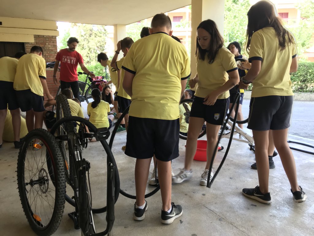 ColegioGamarra's tweet photo. Aquí otro de los talleres que encontramos muy interesante: mecánica de bicis. Aprenden a arreglar un pinchazo, cambiar ruedas, etc...#WorkshopsGamarra https://t.co/Od14MzOQtz
