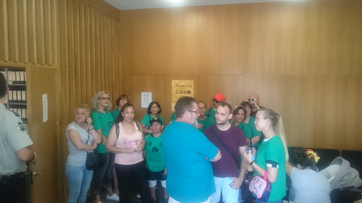 PahSevillaEsteA's tweet photo. #AyuntamientoPana @caixabank cede 20O viviendas al @Ayto_Sevilla y después de 6 meses aún no han firmado, mientras 8 desahucios diarios en Sevilla,  #firmaYa @JuanEspadasSVQ 
Ahora mismo en oficina municipal de vivienda, de aquí no nos vamos, hasta q firmen!!! https://t.co/YCf8DgzxlD