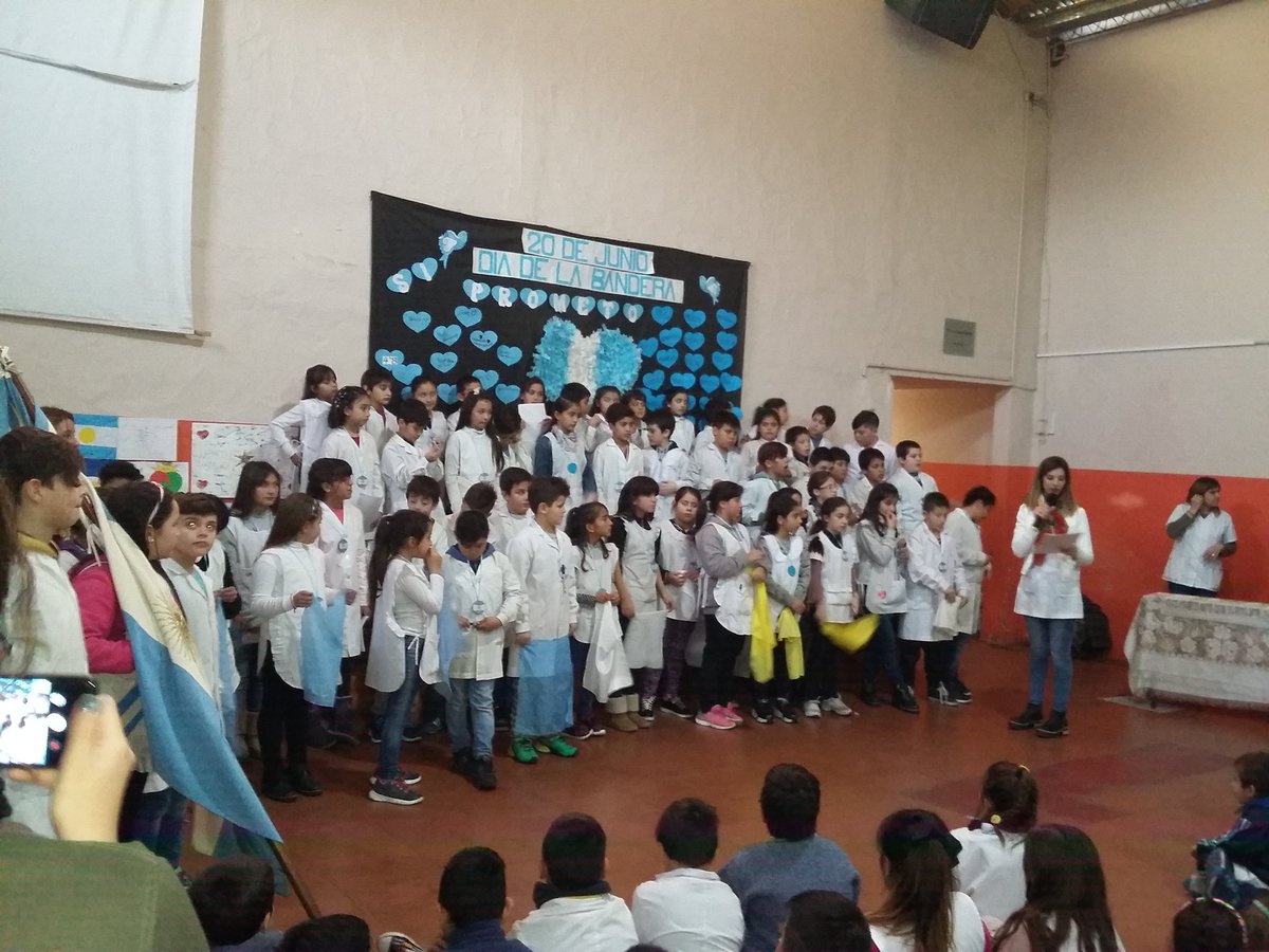 NatyEbel's tweet photo. #feriadoentn jura de la bandera 4c Esc N1 olavarria https://t.co/pMp98YZRTP