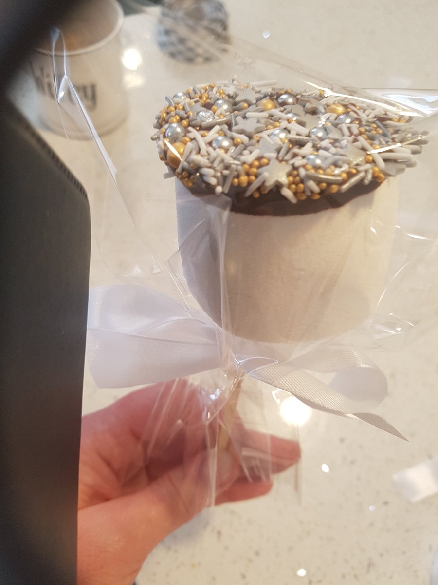NHarrisonArt's tweet image. How fabulous are these @DrOetkerBakes sprinkles? They just turned a humble giant marshmallow into #readytoparty marshmallow 😍 @thebakingnanna1 @sarahjanesbakes @Rob_C_Allen #simplebuteffective #sprinkles #chocolate #marshmallow
