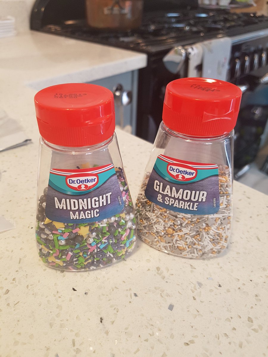NHarrisonArt's tweet image. How fabulous are these @DrOetkerBakes sprinkles? They just turned a humble giant marshmallow into #readytoparty marshmallow 😍 @thebakingnanna1 @sarahjanesbakes @Rob_C_Allen #simplebuteffective #sprinkles #chocolate #marshmallow