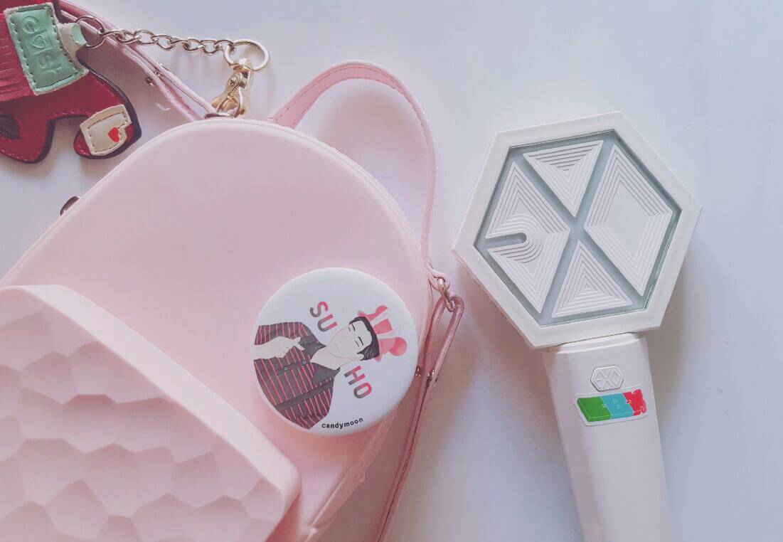 frede_rika91's tweet photo. [HELP RT] 🍭CandyMoon🌙 
As my promise, i'll distribute suho fanart pin ( for 100pcs) for #ElyXiOninMalaysia #ElyXiOninKL 
✨ Just follow @frede_rika91 &amp; show me your ticket
✨ This for everyone attend Elyxion ( priority Bunny citizen )
✨ Time &amp; Place  (TBA) https://t.co/uIyjI9rECR