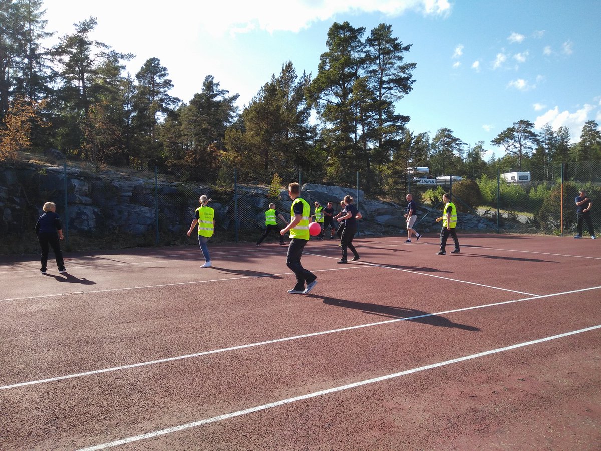 MaijaBlo's tweet photo. We are creating flow. The best way is not necessarily up 🙂. Lean training / SCM Group Days in the sunny archipelago. @lean5europe #lean5 #Teamplay @KiiltoClean #Kasnäs #internationalcooperation https://t.co/Mqwe9otot0