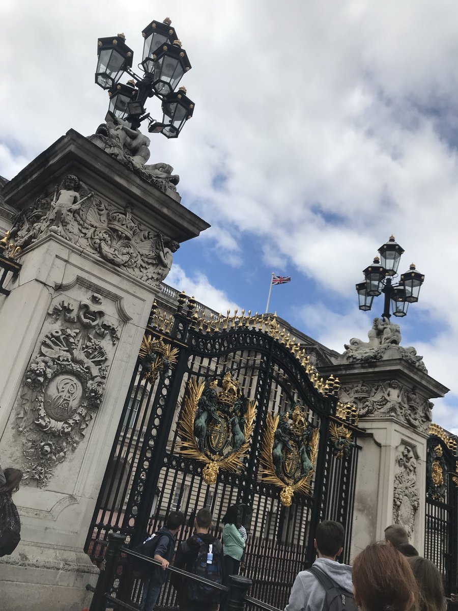 feefeekesson's tweet photo. Well #london it’s been fun! #pearljam #nowaitnopearjam #killerjoe #tourists #24hours #nosleep #backonaplane #tattoos #OrlandoBloom @TimeOutLondon @TrafStudios @PearlJam #diamondjackstattoo #soho https://t.co/gDU1bHrcyK