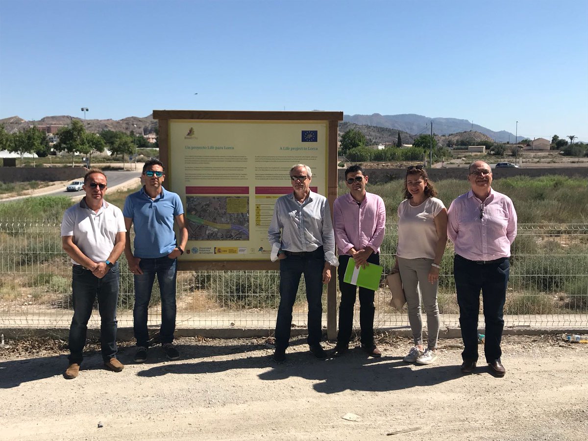 Life_Riverphy's tweet photo. Interventor y técnicos de la Consejería @regiondemurcia realizan una visita a las plantaciones y siegas del Proyecto europeo @Life_Riverphy en el cauce del río Guadalentín en Lorca (Murcia).
#fitoextraccion #metalespesados #ResiduoCero #Biomasa 🌾♻️ https://t.co/yAzbnjoFHE
