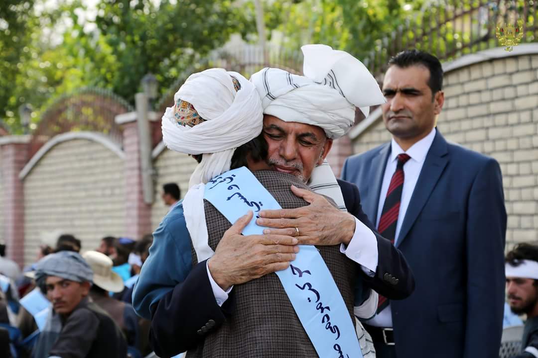 از این که اشرف غنی به دیدار صلح خواهان هلمندی رفت خرسندم اما آیا او نمی توانست به فریادهای میلیون انسان هزاره پاسخ مثبت دهد؛ بغل بگشاید و خواسته های آن ها را لبیگ گوید؟ البته‌که می توانست اما به قول یکی از وزیران او آن تظاهرات ها برای او حیثیتی شده و او را بر سر لج آورده بود!