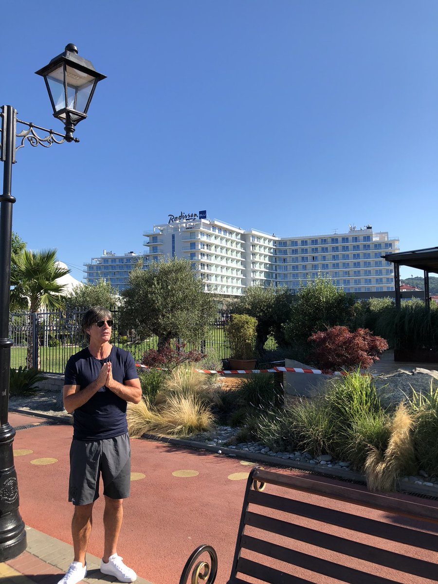 „Es tut gut hier zu sein!“ #JogiLöw beim Morgenspaziergang in #Sochi #Sotschi #nationalmannschaft #DieMannschaft