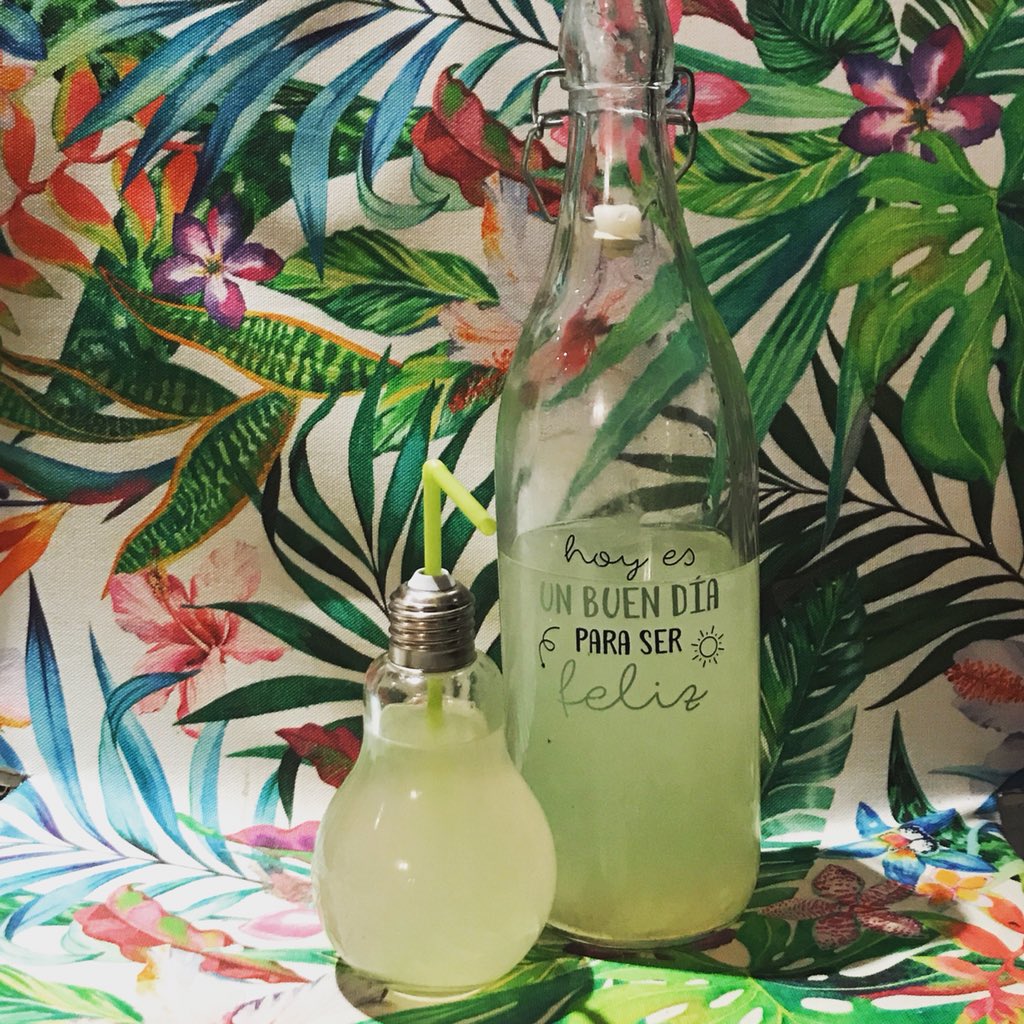 gourmetlikeme's tweet photo. Se te va a quedar la boca desencajada, pero asumimos el riesgo: LIMONADA DE TRUFA elaborada con la fabulosa miel de romero y trufa blanca de @mykesgourmet👌 ¡Tienes la receta aquí 👉 https://t.co/9posD9pYhe 📝
#trufas #trufa #limonada #bebidarefrescante #recetas #blogderecetas https://t.co/xzbzOvBIFR
