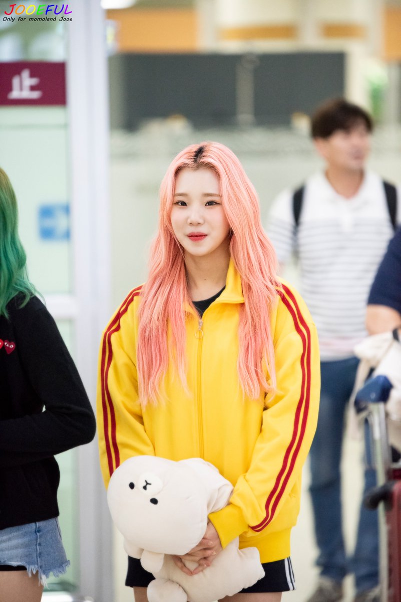 19990818_jooe's tweet photo. 20180613&amp;19 GMP 출국&amp;입국
#모모랜드 #momoland #뿜뿜 #GREAT
@MMLD_Official #주이 #JOOE
일본 출국할때의 주이와 한국 돌아올때의 주이를 비교해보자
더 이뻐진 것 같다
더 귀여워진 것 같다
일본팬분들에게 사랑을 아주 많이 받고 와서 그런 것 같다
일본 메리분들 감사합니다💕 https://t.co/r27Zq5bEO7