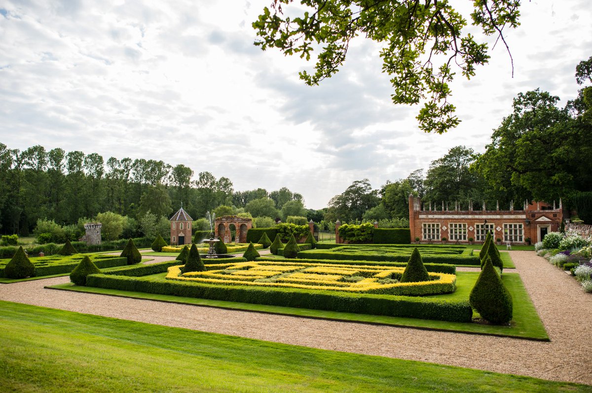 Oxnead Hall nr Aylsham opens for @NGSOpenGardens this Sun 11-5. The 14 acre gardens were laid out by the Pastons between 1580 & 1660, are largely intact & being renovated by George Carter #watergarden #herbaceousborders #walledkitchengarden #woodland #lake ngs.org.uk/find-a-garden/…