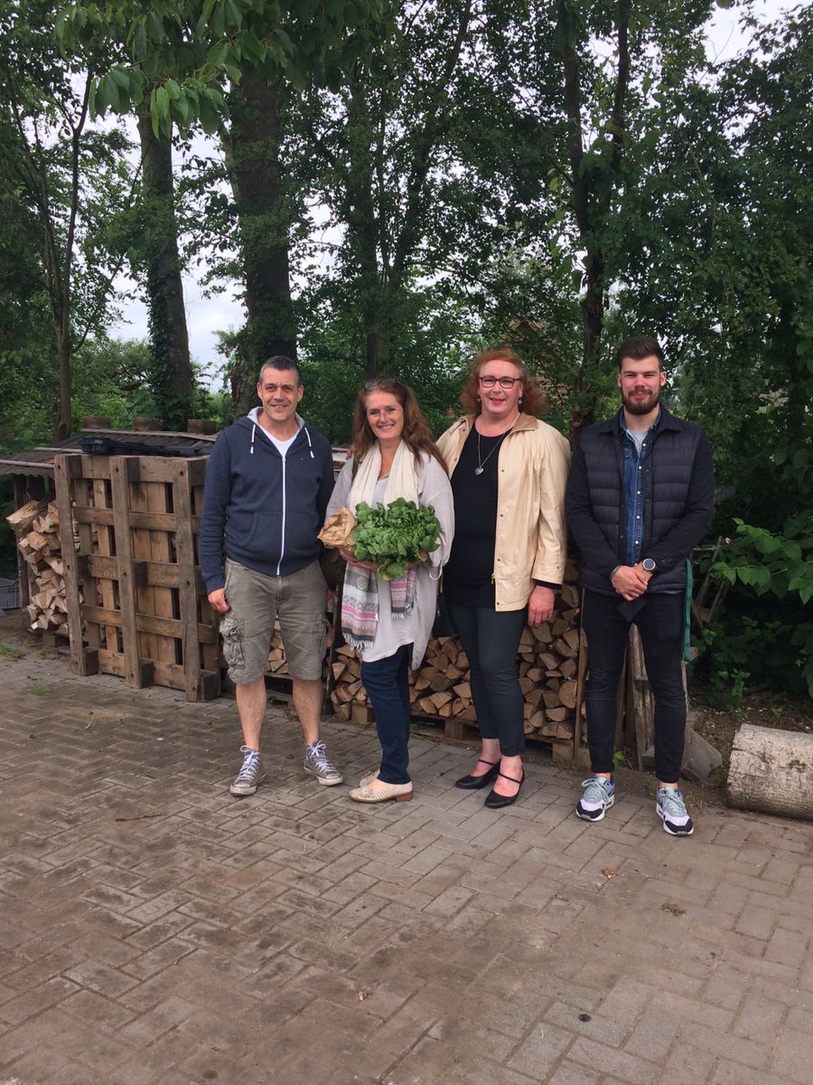 Raadslid Gerry Van Bruggen Lokaal Apeldoorn en Lilian Haak van VVD Apeldoorn op pad met het Outreachend Team Apeldoorn. Plekken bezocht waar zwerfjongeren overnachten, en de stadsakkers waar jongeren dagbestedingsactiviteiten verrichten.
<a href="/GerryvBr/">Gerry van Bruggen</a> <a href="/Outreachend055/">Outreachendteam</a> <a href="/StadsAkkers/">StadsAkkers</a>