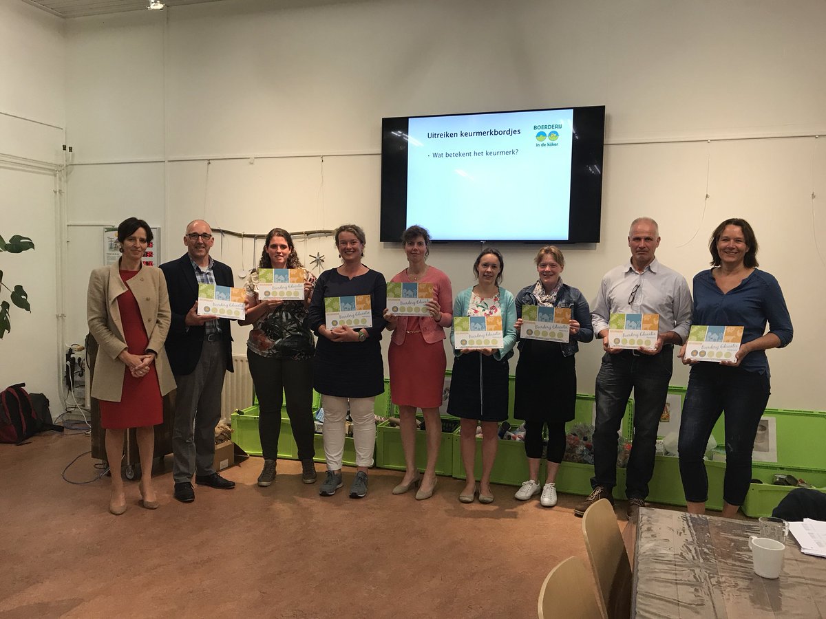 boerderijkijker's tweet photo. 8 Utrechtse educatieboeren- en boerinnen ontvingen gisteren van @MirjamMaasdam hun kwaliteitskeurmerk @BoerderijEduNL https://t.co/frKP8hUlJP
