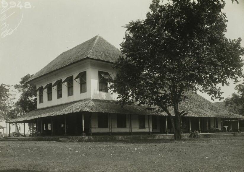 tukangpulas's tweet photo. Pondok Gede merupakan suatu wilayah kecamatan di Kota Bekasi yang berbatasan antara Jakarta dan Bekasi. Nama Pondok Gede menurut informasi yang berkembang dimana - mana berawal dari sebuah bangunan besar yang di bangun sekitar tahun 1775 oleh Pendeta Johannes Hooyman https://t.co/OwslkmB621