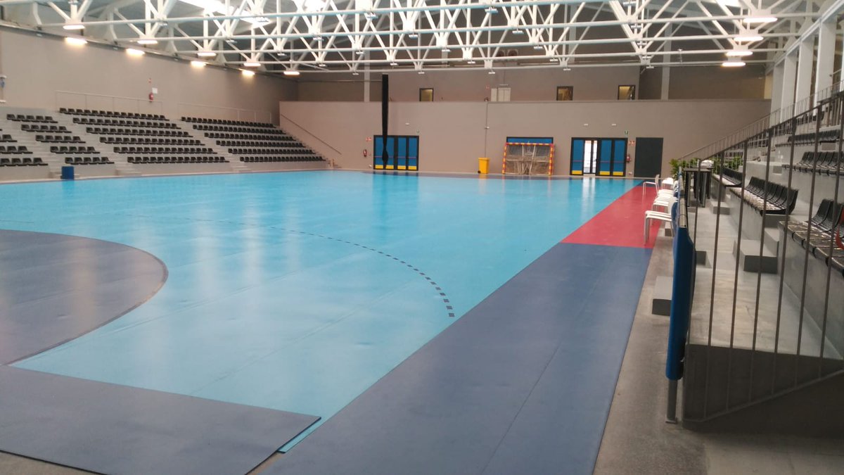 potspintura's tweet photo. Pintando el pavellón de balonmano de #elvendrell con #tkrom, donde se disputarán a partir del sábado partidos entre las mejores selecciones del mundo de #handbol dentro de los #jocsdelmediterrani @Tarragona2018 #profesionales #pinturas #deporte https://t.co/iSw0obKMhb
