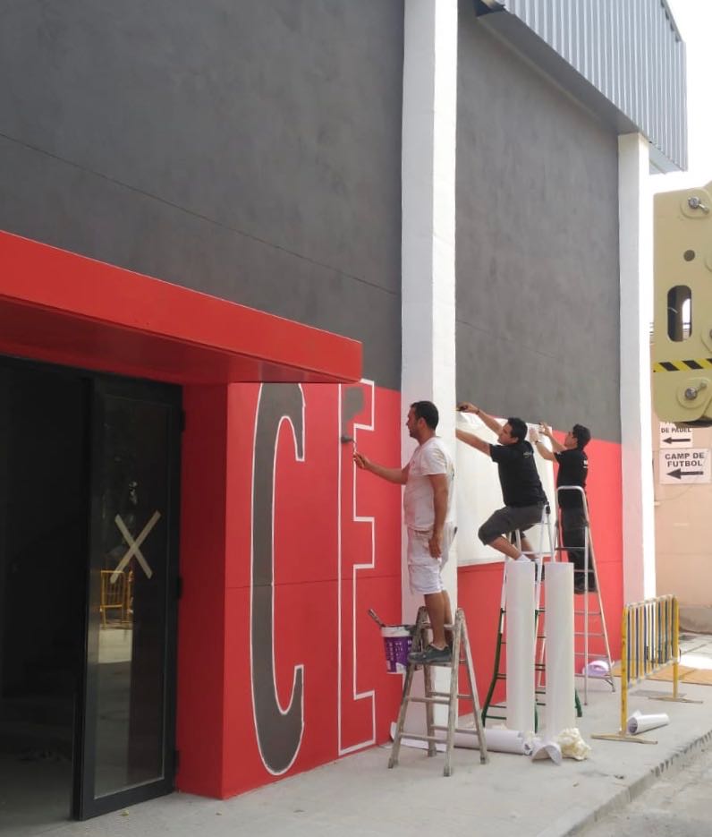 potspintura's tweet photo. Pintando el pavellón de balonmano de #elvendrell con #tkrom, donde se disputarán a partir del sábado partidos entre las mejores selecciones del mundo de #handbol dentro de los #jocsdelmediterrani @Tarragona2018 #profesionales #pinturas #deporte https://t.co/iSw0obKMhb