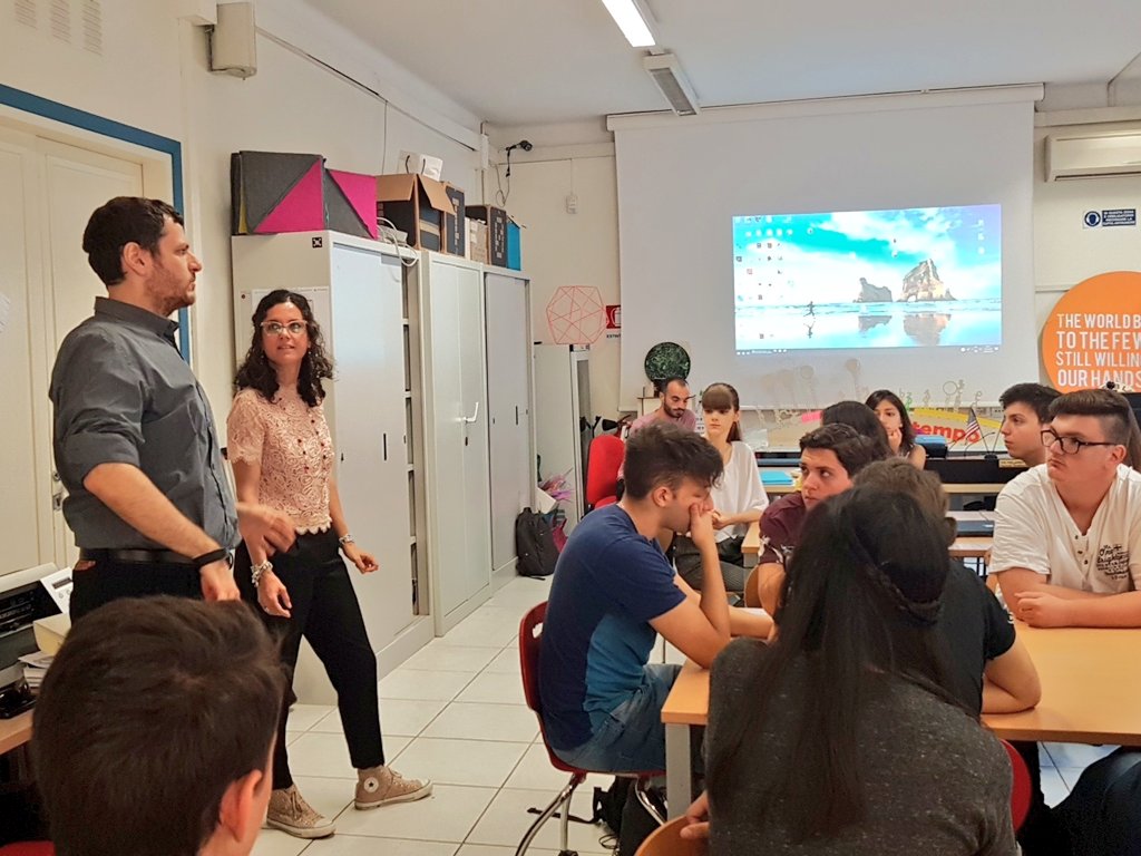 #ImmersiveSummerCamp terzo giorno: nel Fablab della #palestrainnovazione prima di metterci a lavoro con lasercut e stampanti3D, parliamo di servizi digitali e processi di business con esperti <a href="/TIM_Official/">TIM Official</a>. 

<a href="/fmdigitale/">Fond. Mondo Digitale</a> <a href="/amelia_derosa/">Amelia Elena De Rosa</a> <a href="/laurway_way/">laura way</a>