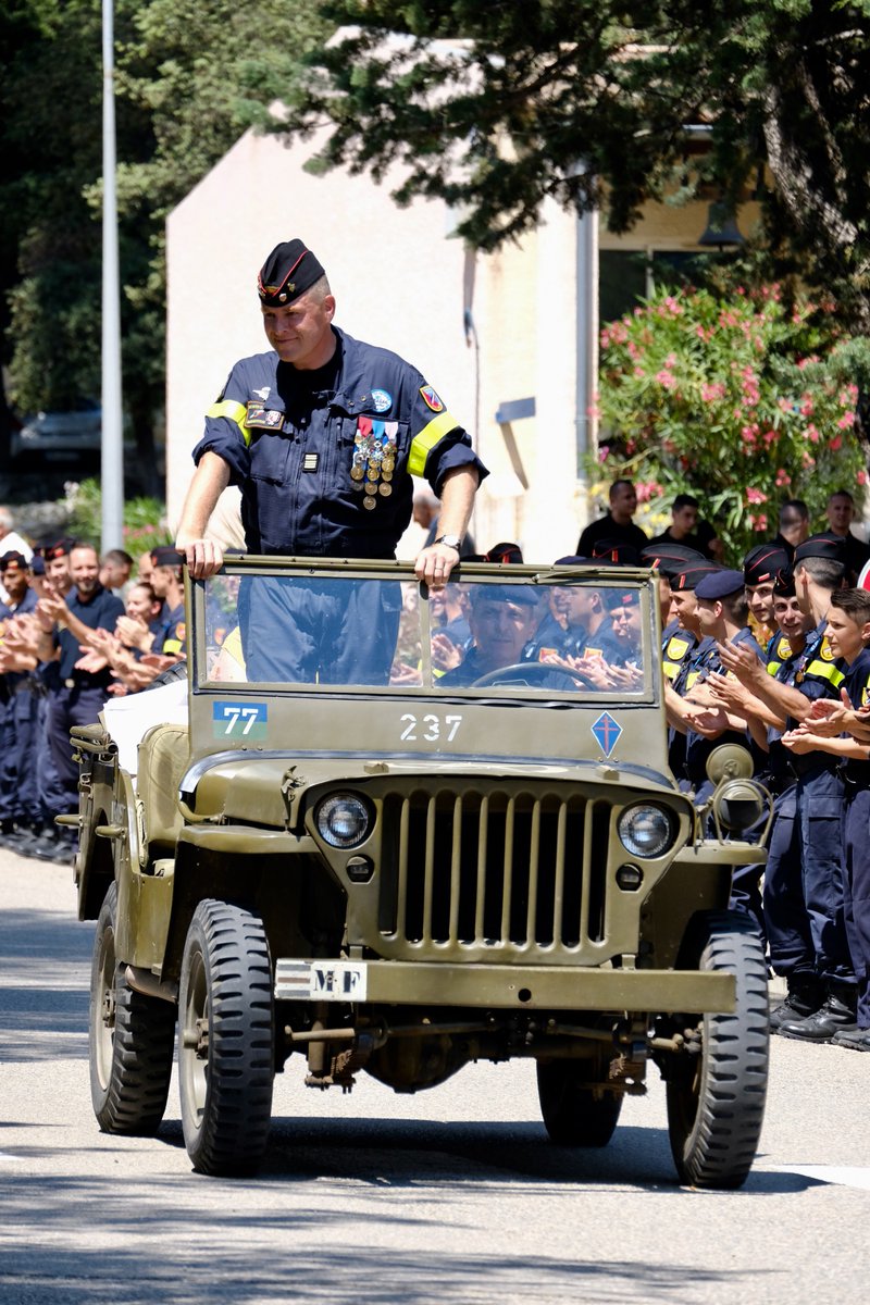 riisc_7's tweet image. Mardi 20 juin, la cérémonie de passation de commandement de l’#UIISC7 a fait résonner le régiment de pas, de chants, et de souvenirs partagés. Après 2 années à la tête des #Verdis, le colonel FOISEL cède sa place au lieutenant-colonel COTTIN ancien Verdi qui revient aux sources.
