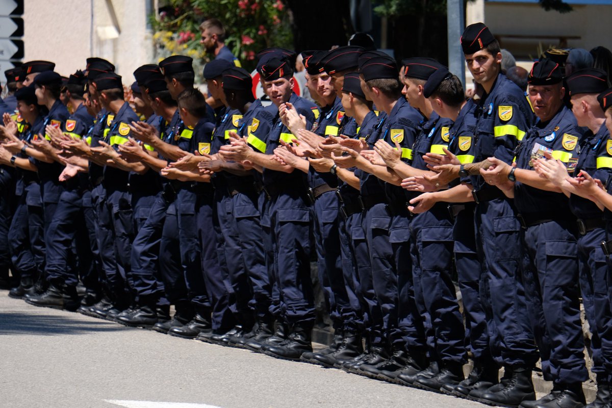 riisc_7's tweet image. Mardi 20 juin, la cérémonie de passation de commandement de l’#UIISC7 a fait résonner le régiment de pas, de chants, et de souvenirs partagés. Après 2 années à la tête des #Verdis, le colonel FOISEL cède sa place au lieutenant-colonel COTTIN ancien Verdi qui revient aux sources.