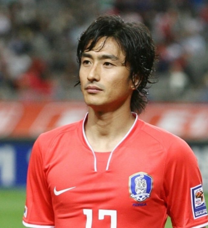 A Twitter 元韓国代表 アンジョンファン 小さい時 ワールドカップ 日韓大会で始めて見て え サッカー選手 でこんなイケメンいるの ってビックリした 今は おじさんになったけど 一般人の42歳に比べたらカッコいい方だと思う