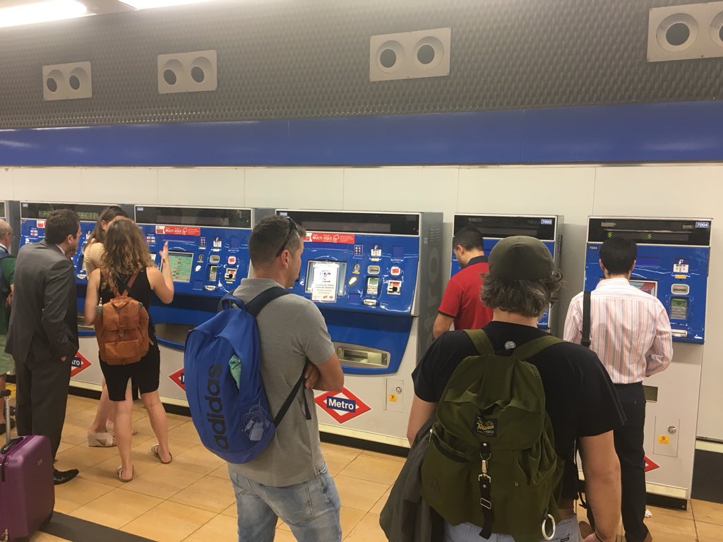#Madrid, la ciudad del diseño gráfico inexistente... Esto no es un atasco, es un problema de una UX resuelta por funcionarios. <a href="/metro_madrid/">Metro de Madrid</a>, por el amor de Dios, podéis trabajar en esto?