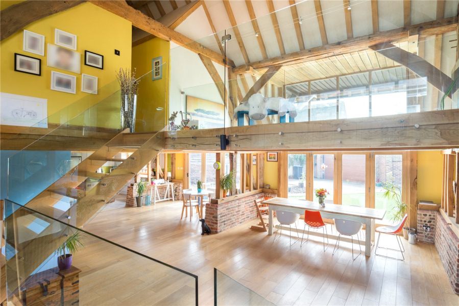 struttandparker's tweet photo. #PropertyoftheDay This classic Kent barn conversion provides flexible family living with bright open plan interiors, just moment from the well regarded village primary school https://t.co/OGthqn9qBD #FamilyHome #CommuterHome https://t.co/rJbyNscMWL