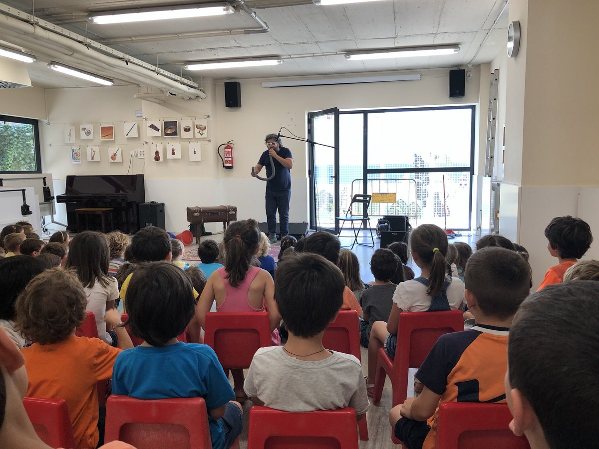 Claullp_s's tweet photo. Avui a Virolai Petit un concert molt especial i diferent! Quin riure! Gràcies a Xavi Lozano per aquesta nova experiència musical!@EscolaVirolai https://t.co/Jx12OE9Koh