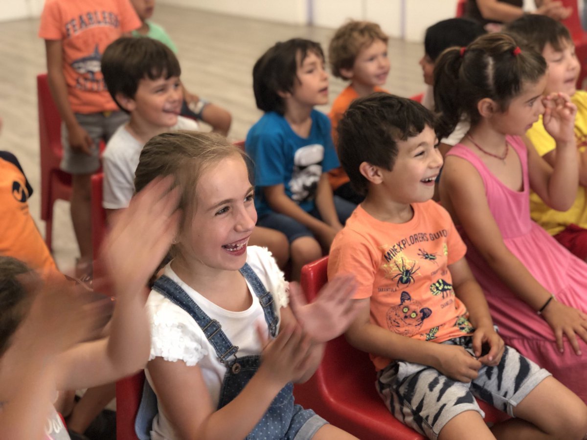 Claullp_s's tweet photo. Avui a Virolai Petit un concert molt especial i diferent! Quin riure! Gràcies a Xavi Lozano per aquesta nova experiència musical!@EscolaVirolai https://t.co/Jx12OE9Koh