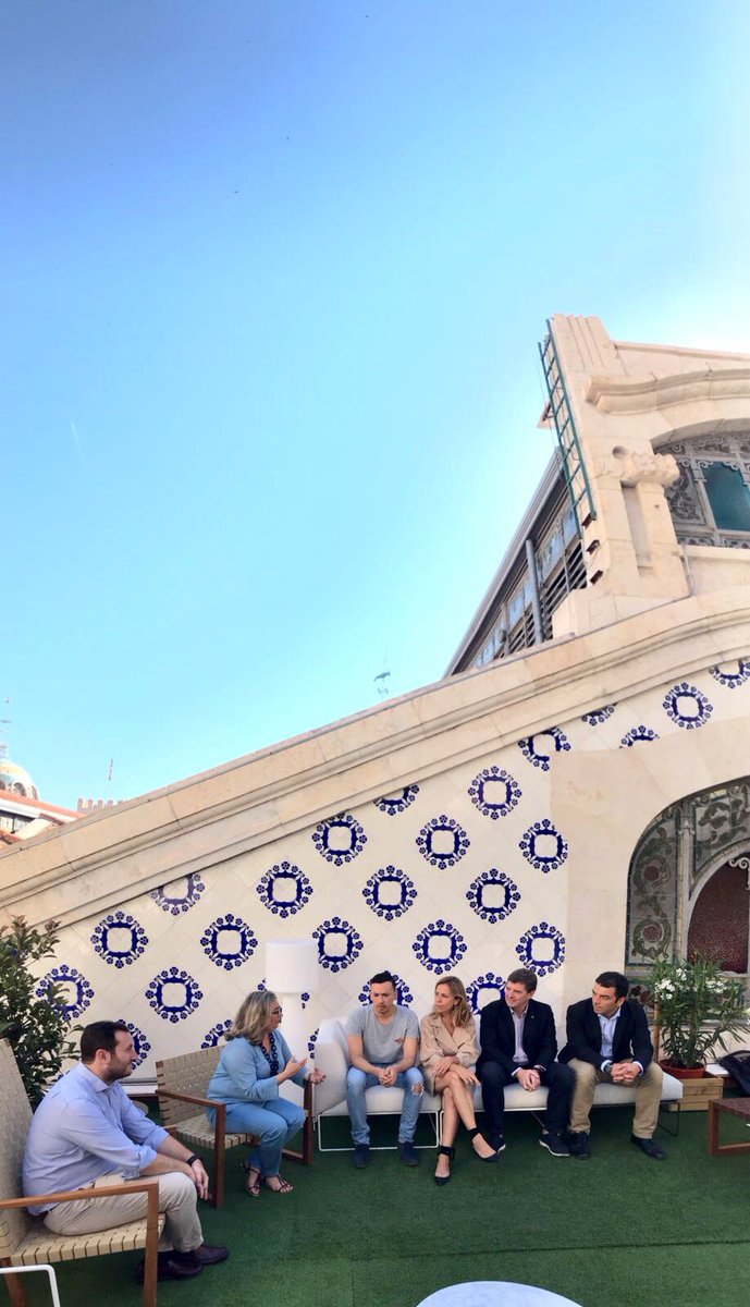 MCentralVlc's tweet photo. ✅⭕️ ¡Ha llegado el día! Tras el sorteo con miles de participantes, esta noche celebramos 🌚 #ALaLlunaDelMercat. Una afortunada junto a sus siete acompañantes degustarán la cena de Junior Franco en la mágica terraza del Mercat Central. https://t.co/woGq8QU45M