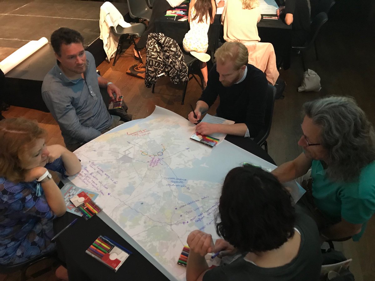 Fantastische discussie over toekomst stad en regio. 200 geïnspireerde deelnemers aan 20 tafels over verbindingen, drukte, cultuur, huizenprijzen, tolerantie. Wat maakt de kwaliteit in 2025 of 2050? ⁦<a href="/wemakethecity/">WeMakeTheCity</a>⁩ ⁦<a href="/De_Zwijger/">Pakhuis de Zwijger</a>⁩ #OndernemendAdam