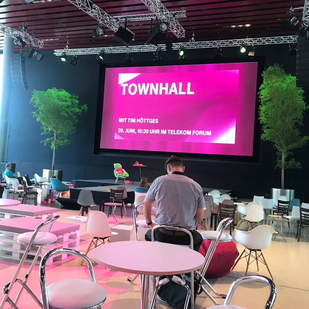 _danielmarks's tweet photo. Bin gespannt Tim Höttges der @Telekom_group das erste Mal live zu erleben. Welche Neuigkeiten wird es geben? 🤔 https://t.co/7uNyECoxKD