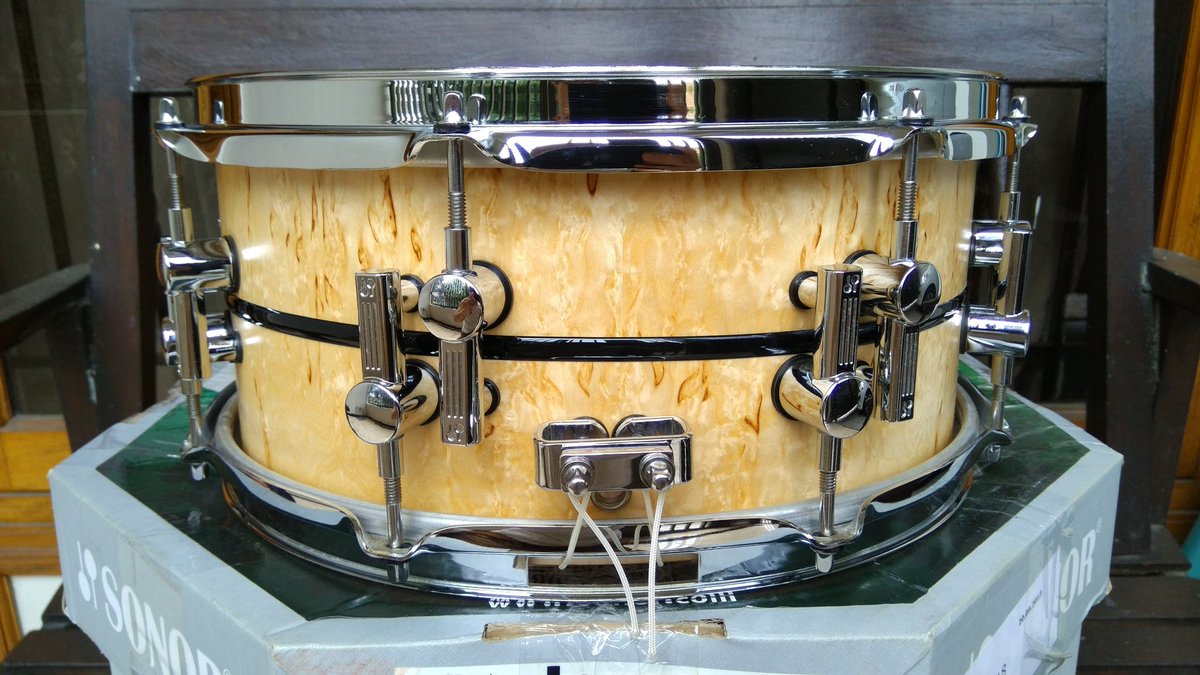 AmadeusMusic2's tweet photo. @DrumBagus WTS snare sonor benny greb 13x5.75 kondisi like new lengkap kardus ori, head atas blm kena stick WA 08125910172 thx https://t.co/jh2Yo5m2ND