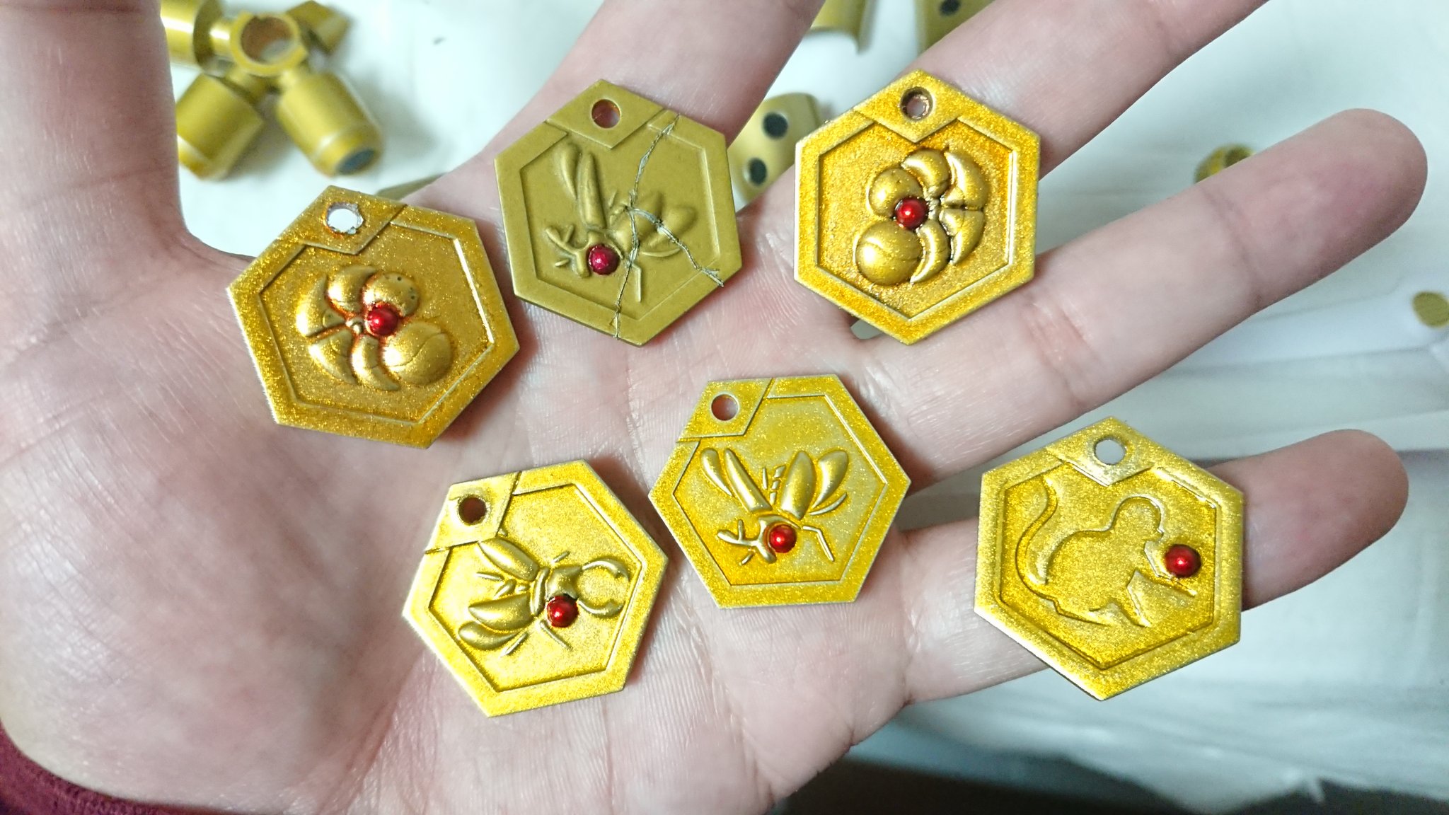 勇者 メダロットのメダル 幼虫の方は銅の上から直吹しちゃったから透けててあれかと思ったけんど 案外悪くないなぅ カブトメダル１個だけなんか溶けたみたいなのになっちったけんど あれもなんか味があってグッド さぁアークビートルの残り一色塗る