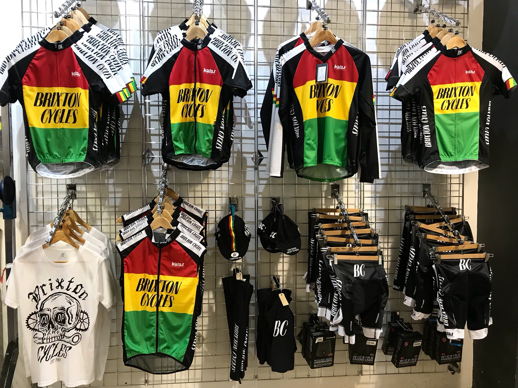 patrouille mooi zo Converteren Brixton Cycles Workers' Co-op on Twitter: "Our iconic red, gold and green  cycling kit is back in stock in all shapes and sizes! 🍅🍋🥦  https://t.co/fB7tqG38Fk" / Twitter