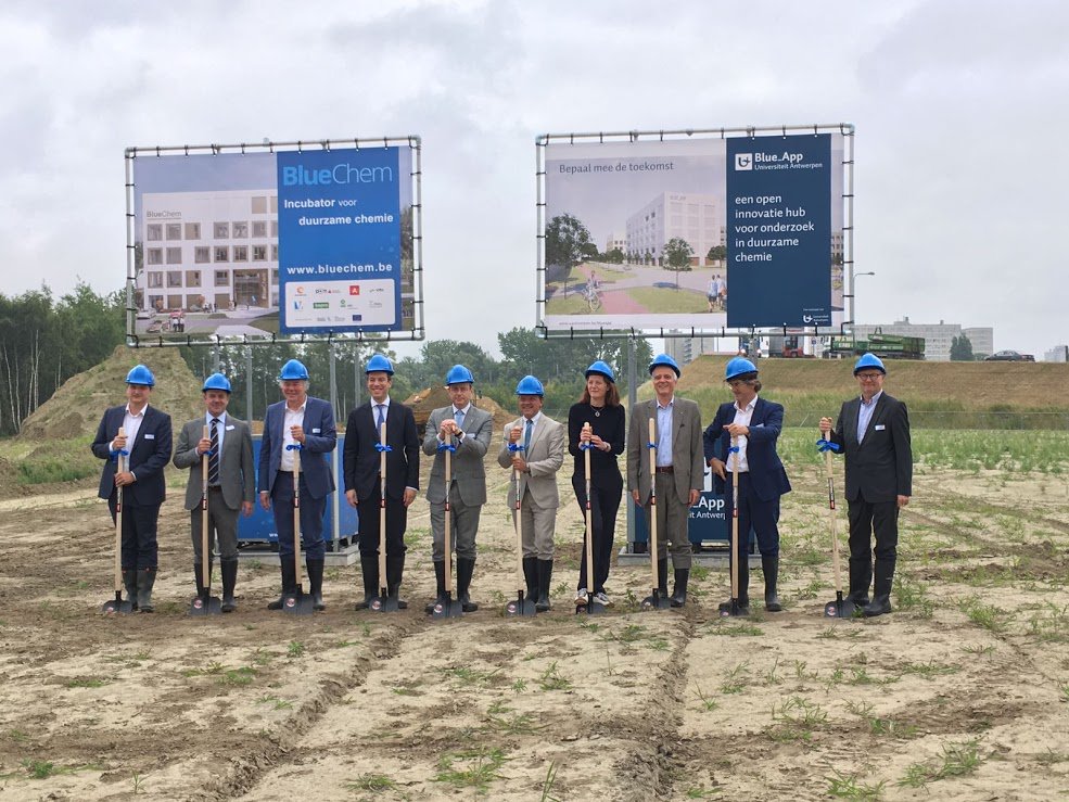 De eerste spade van BlueChem, de allereerste incubator voor duurzame chemie in Vlaanderen én Blue_App, een open innovatie-hub rond  duurzame chemie van <a href="/UAntwerpen/">UAntwerpen</a> ging in de grond op Blue Gate Antwerp: goo.gl/7Q6Edj