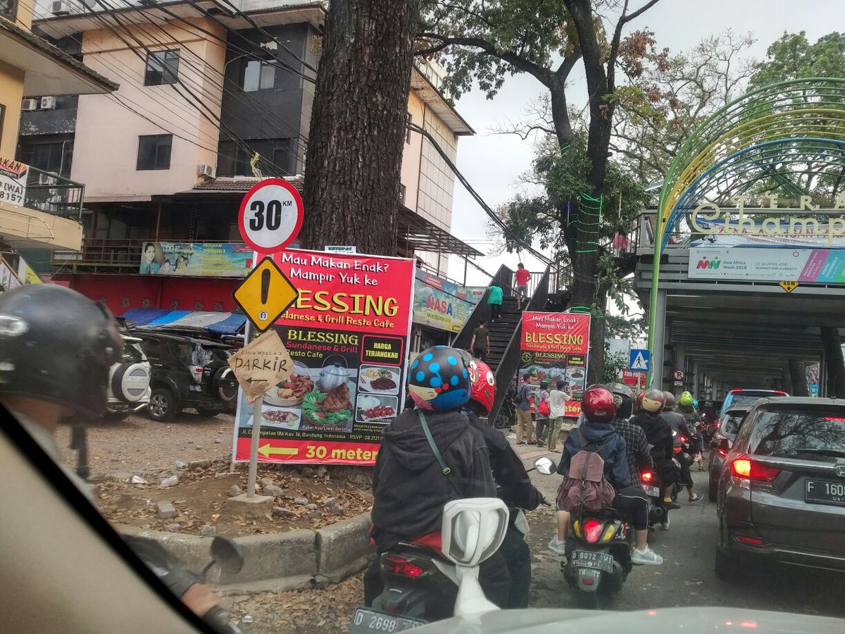 filgaia's tweet photo. @Satpolppbdg spanduk liar di jalan cihampelas depan Teras Cihampelas #spandukliar #lapor @lapor https://t.co/jO9fjCbjiX