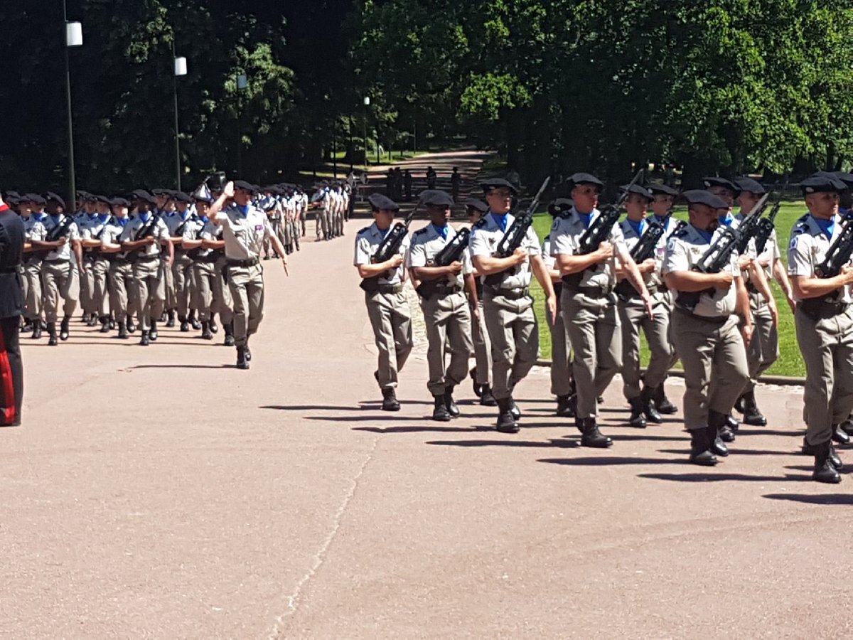 Gouv_mili_Lyon's tweet image. Ce matin le Lieutenant-colonel Tachker a reçu le commandement du 7e régiment du matériel #7RMAT au cours d’une cérémonie au Parc de la Tête d’Or. Il succède au Colonel Kuntzmann.